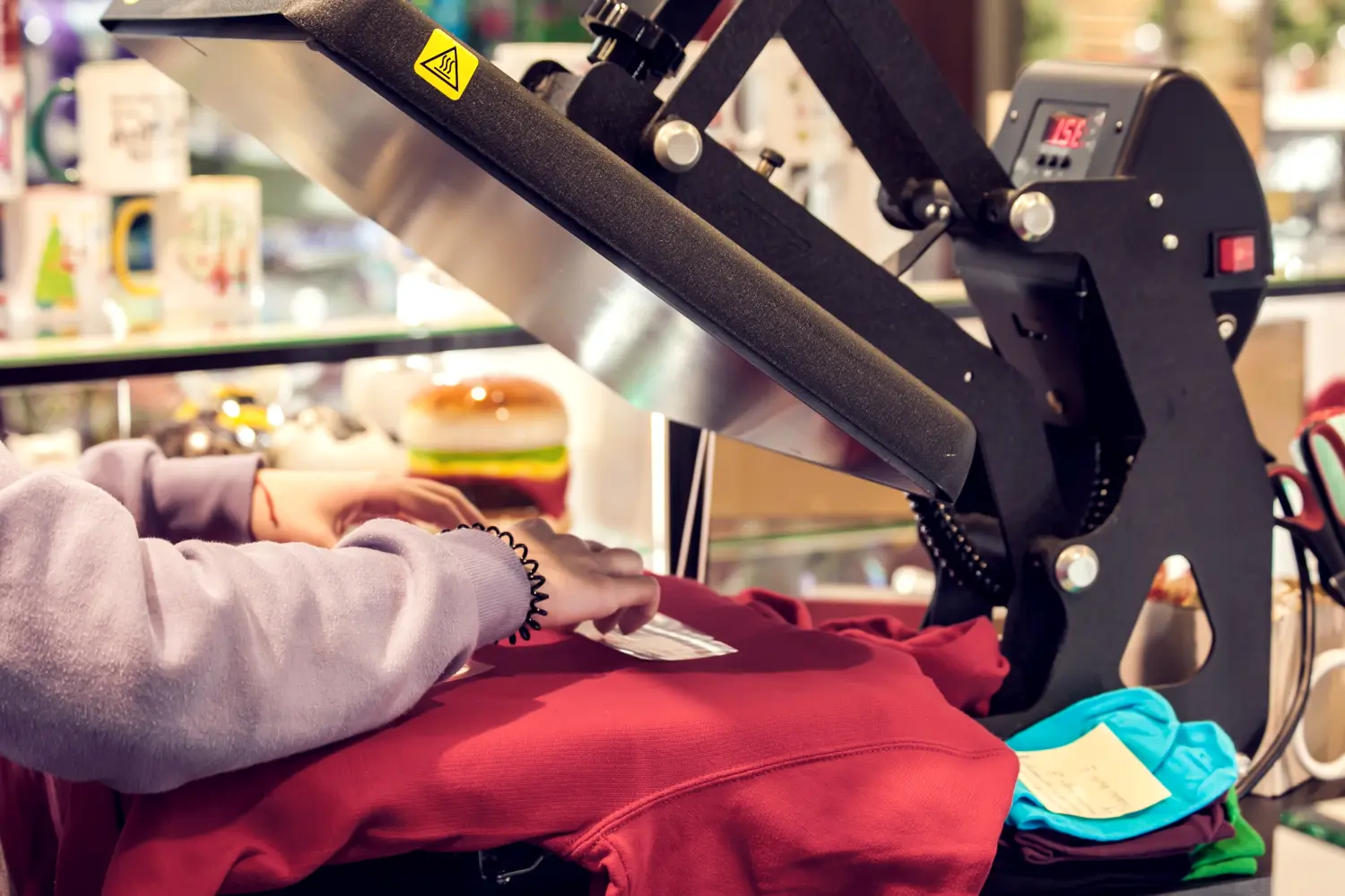 Textildruckindustrie. Mann bereitet T-Shorts für einen Druck vor