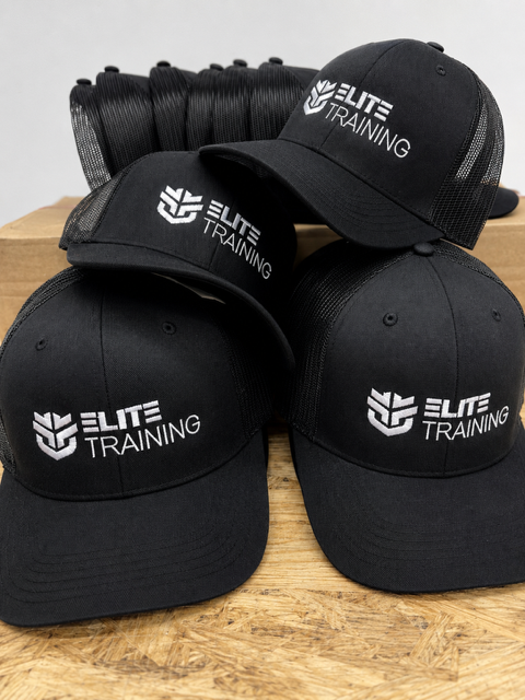 Schwarze Caps mit gesticktem Elite-Training-Logo